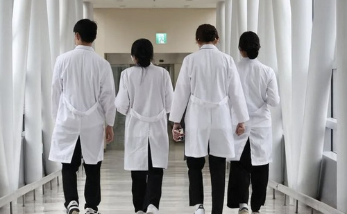 Эмч нар: Өөрсдөө хулгай хийгээд идэх болохоороо өчнөөн мөнгөтэй харин эмч, багш нарынхаа цалинг нэмэх болохоор мөнгөгүй болчихдог төр засагтай